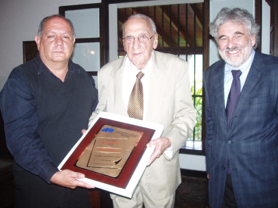 http://elpapeldelabolivar.dsm.usb.ve/i/?img=fotos/convit1.jpg